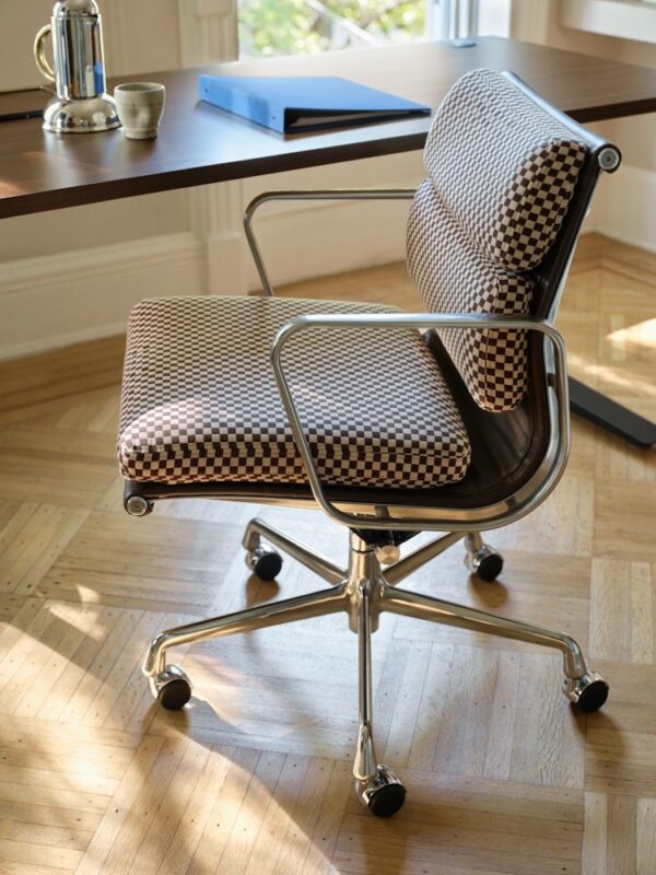Eames Soft Pad Management Chair