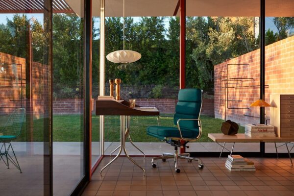 Eames Soft Pad Management Chair