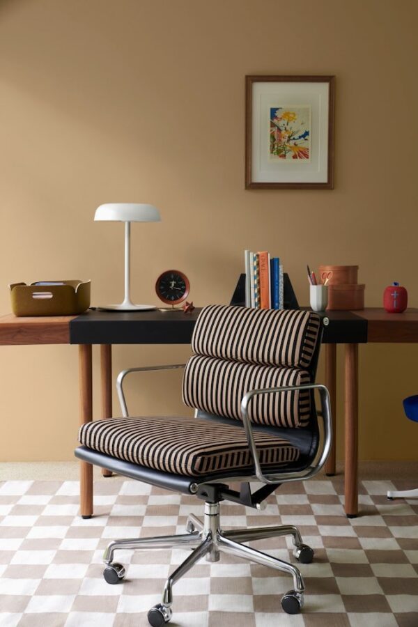 Eames Soft Pad Management Chair