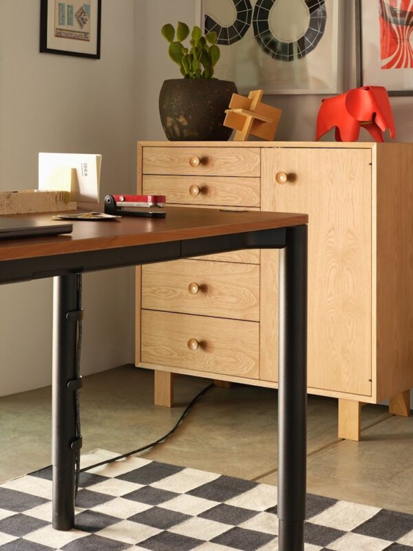 Spout Sit-to-Stand Table
